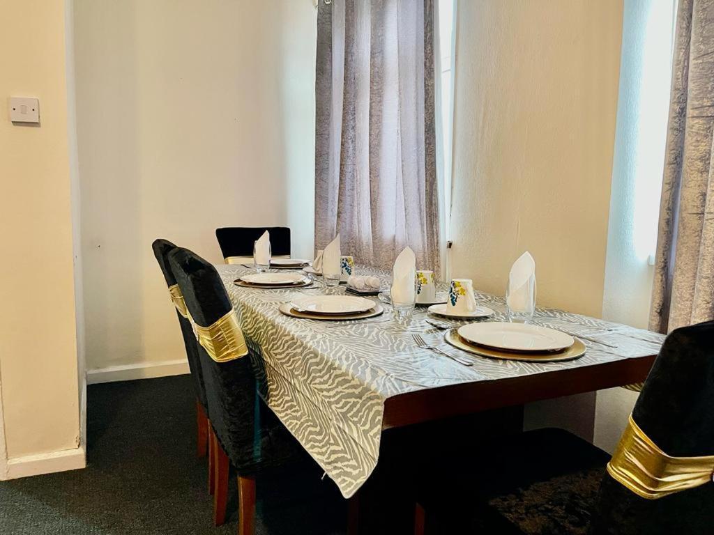Lovely Holiday Home Near Cardiff City Centre - Madoc Road 3 Bedrooms Sleeps Up To 7 Exterior foto