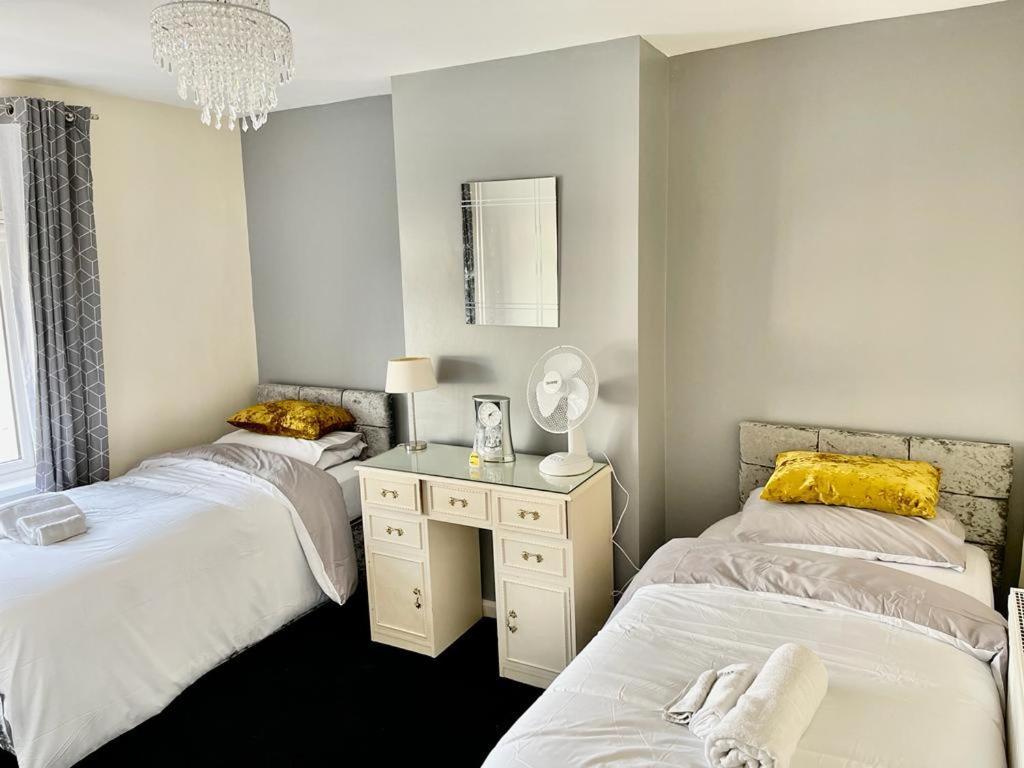 Lovely Holiday Home Near Cardiff City Centre - Madoc Road 3 Bedrooms Sleeps Up To 7 Exterior foto