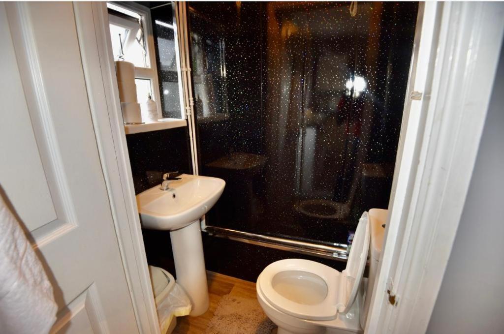 Lovely Holiday Home Near Cardiff City Centre - Madoc Road 3 Bedrooms Sleeps Up To 7 Exterior foto